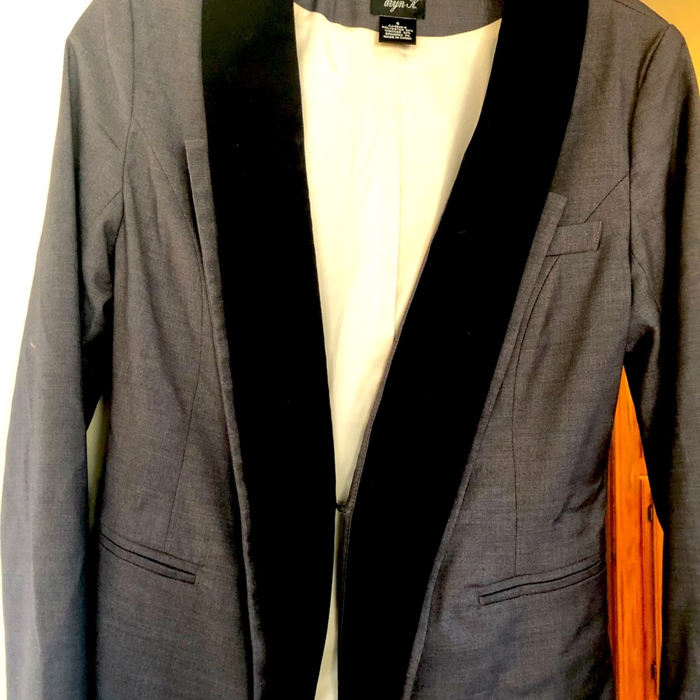 Aryn K tuxedo blazer NWOT size small